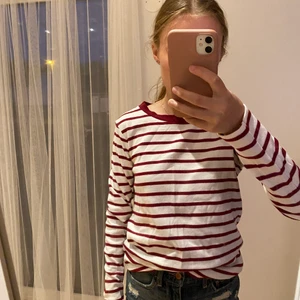 Gina Tricot långärmad T-shirt  - Långärmad T-shirt från Gina Tricot. Strl xs. Nyskick.Köparen betalar frakten, betalning med swish. 