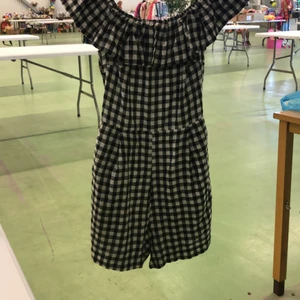 Rutig playsuit i storlek 36 - Rutig playsuit i storlek 36 från New yorker, plagget är i ett gott skick och är super fin till sommaren