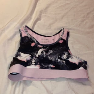 Sport top  -  Oanvänd! Köpte denna 2020 men den passade inte så lät den vara i gardenroben💖köpte denna ny pris 250 kr på stadium😋👍