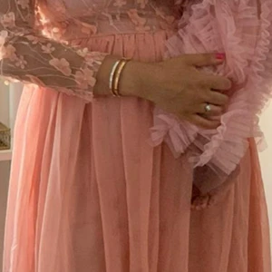 Vacker festklänning - Klänningen är använt endast 1 ggr i 3h på min dotters kalas. 