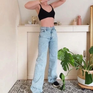 Jeans - Jättefina jeansfärgade monki jeans som tyvärr är för stora för mig💗 iprincip som nya då jag ba använt dom ett fåtal gånger. Sitter jättefint på💗. Frakten e alltid gratis💗