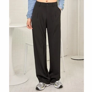 Lågmidjade kostymbyxor - Helt oanvända kostymbyxor från SHEIN i strl L, men motsvarar en xs-m, väldigt små över rumpan osv så ha det i åtanke🥰 modellen på bilden är 169 cm lång!! Skriv för bilder på byxan 😇