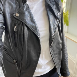 Skinnjacka strl M - Från Zara, så storleken är S-M tycker jag. Mjuk och skön. I använt skick men har mycket kvar att ge. Jag har inte använt den på länge och vill att den kommer till användning.