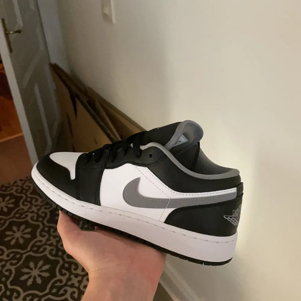 Hej! Har ett par Jordan 1 low medium grey som jag vill sälja. Dem är helt nya och aldrig prövade. Det är storlek 38. Dem ligger i sin original förpackning och jag skickar med kvitto vid köp. . Skor.