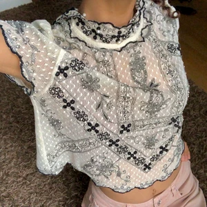 Gullig Zara topp  - En ursöt topp från Zara med svart broderimönster och små ”pärlor” på. Den är i jättefin kvalite Köptes sommaren 2020 och har ALDRIG ANVÄNTS, den är alltså i toppskick. 💕  startpris är 150 kr 🌷 