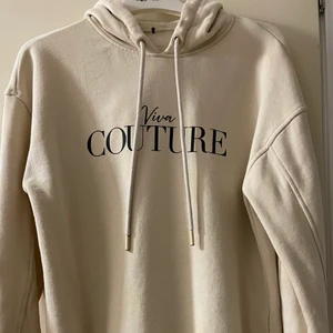 En mycket fin hoodie  - En jätte fin hoodie från New Yorker, använd ett fåtal ggr men i mycket bra skick, kom priv för fler bilder 💕😘