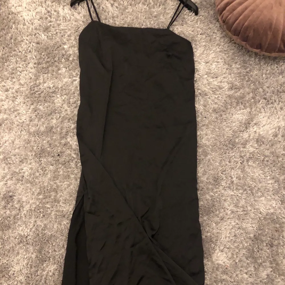 Lång svart silkes klänning med en lång slits längst ner vilket gör klänningen extra fin. Endast använd en gång. Ny pris 299kr. Från H&M. 💕💕. Klänningar.