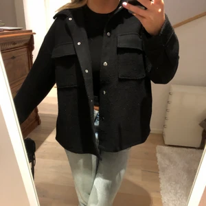 Jacka - Jätte najs jacka ifrån Gina tricot! I strl M. Bud på 300kr. Köparen står för frakt