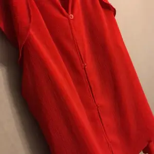 Säljer den här skit snygga röda blusen som inte passar längre🤍