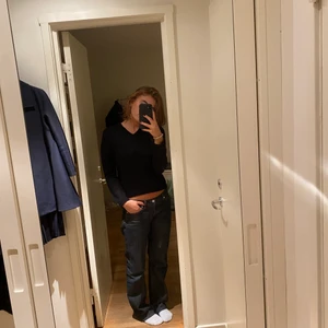 Tröja - Svart tjocktröja från Vera. Storlek L men sitter mer som en S. Kan mötas upp eller posta, köparen står för frakten. Super skön till hösten och sitter väldigt snyggt!!