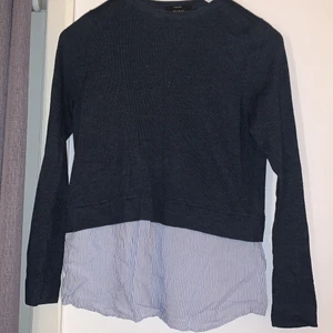 Marinblå tröja i strl xs💕 - Blå superfin tröja med en inbyggd ”skjorta” i✨🥰Inga fläckar, använd en gång<3🌸