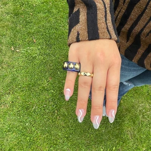 Ringar säljes💍❤️‍🔥🤩 - Ringar säljes! Den guldiga är justerbar. 99inkl frakt eller buda.❤️‍🔥