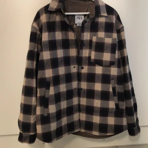 Zara jacka!  - En zara jacka med rutigt mönster,jackan är i storlek L aldrig använd. Skick som ny! Köparen står för frakten!