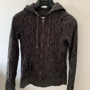 Kofta - En väldigt fin grå kofta med spets detaljer 