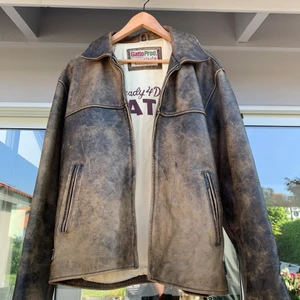 Skinnjacka/läderjacka   - Vintage läderjacka (flyg jacka) i brunt. Är i bra kvalite. Dragkedjan är sönder men går såklart att laga. 