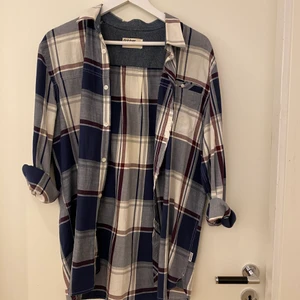 Skjorta - Skjorta, storlek XL, snygg till både jeans men även över bikini 