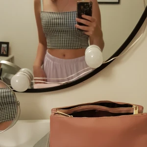 Tröja, topp - Säljer ett linne utan band endast pga ingen användning. Jag har sytt in den lite men det är inget som man lägger större märke till. Kan skicka om du står för frakten men även mötas upp! 