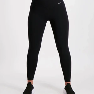 Träningstights  - Använda några gånger därav lite noppriga mellan benen, nypris på dom här ligger på 699kr.