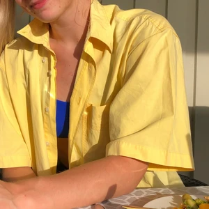 Gul skjorta - Härligastd gul-färgen du kommer hitta! Superkvalitet och skick! Storlek M men passar S-L för är oversized⭐️ totalpris inkl frakt: 100kr💓