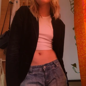 Manchester kavaj - Snygg svart Manchester kavaj som Tyvvär inte kommer till användning:/ det står 38 men skulle själv säga att den är typ 36/S i storleken. Skriv för mer bilder!