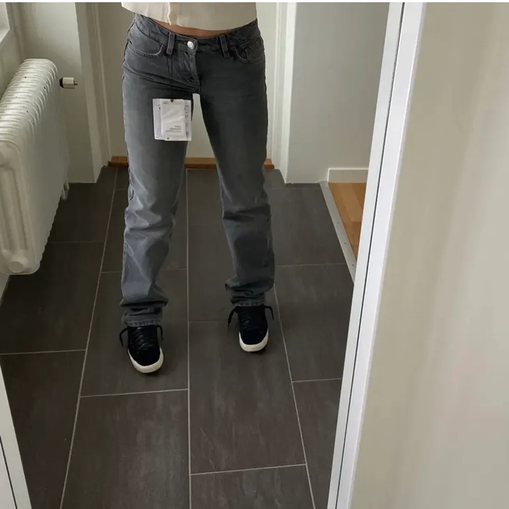 Säljer dessa gråa jeans från zara i storlek 38. Använt en gång de nästan i nyskick då de inte har några skador m.m. Orginalpris 400kr. Bud från 350kr. Köparen står för frakt buda i kommentarerna. Jeans & Byxor.