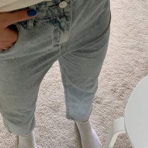 Assköna ljusa jeans från Aelfric Eden som enbart är testade men som jag tkr är lite korta på mig (169 cm) 🤍 Frakt tillkommer <3