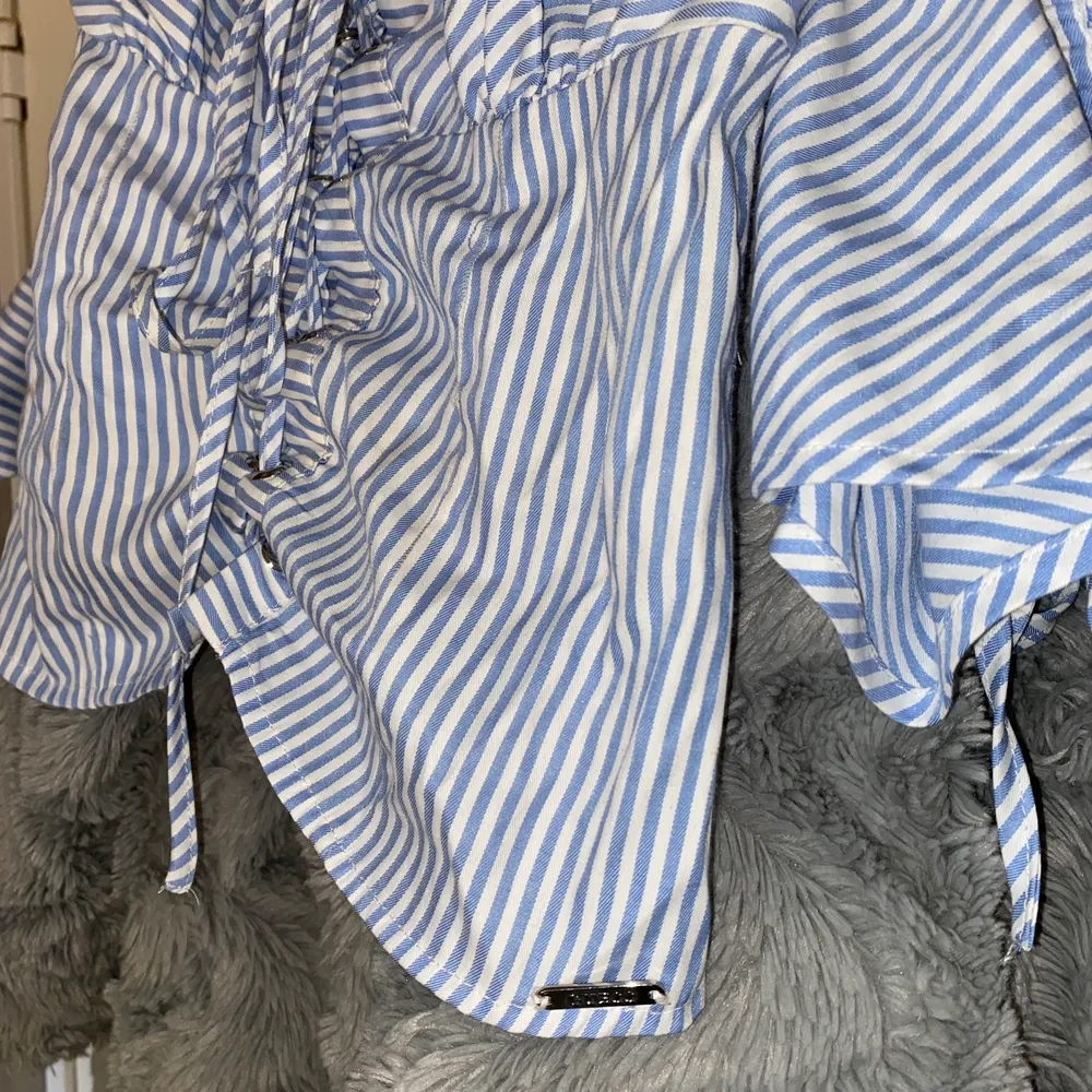 Denna fina sommar tröja från märket GUESS 🦋  köpte den i märkesbutiken GUESS i Spanien för ca 2-3 år sedan, användt ca 4-5 gånger ✨. Övrigt.