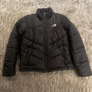The North Face Saikuru Jacket -  Hej! Säljer min gamla vinterjacka. Jackan köptes förra vintern för 2 499kr och användes endast ett fåtal gånger under perioden. Jackan är i storlek S och är i fint skick. 