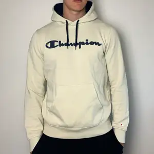 Schysst hoodie från Champion i storlek S. Sitter bra på en och har inga slitningar. Använd men är i fint skick.