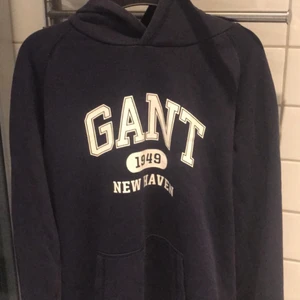 Gant hoodie  - Aldrig använt,    Bra skick, mörkblå gant hoodie   Passar både tjej o kille 