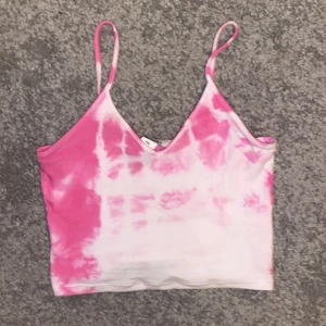 En gullig batik linne  - Köpt på Monki, säljs inte längre. Väldigt gulligt linne med rosa batik mönster, säljer för att den inte kommer till andvändning!💕 FRAKTEN INGÅR INTE I PRISET!