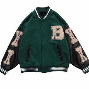 college jacka - Super snygg college jacka köpt av en annan tjej här på plick. Själv har jag bara andvänt den några fåtal gånger och säljer eftersom jag inte tyckte den passa mig. Mycket bra skick och passar på en S och M om man vill ha den lite oversize.💗 Nypris: ca.:1000kr