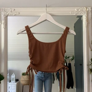 Brunt linne  - Supersöt brun topp med snören på sidan❤️ inga defekter och oanvänt, skriv för mer info❤️