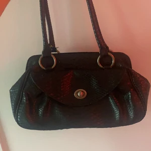 svart skin handväska - helt oanvänd handväska köpt secondhand under sommaren.