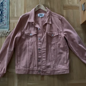 Weekday Denim Jacket Rosa - Herr-medium 182cm men sitter bättre på min flickvän än mig själv. Säljer pga lite tight i axlarna. Nyskick, endast provad. Snygg nyans av rosa och perfekt för ett standout-plagg i outfiten! Du kan alltid kontakta mig om du har frågor eller vill ha mer bilder!