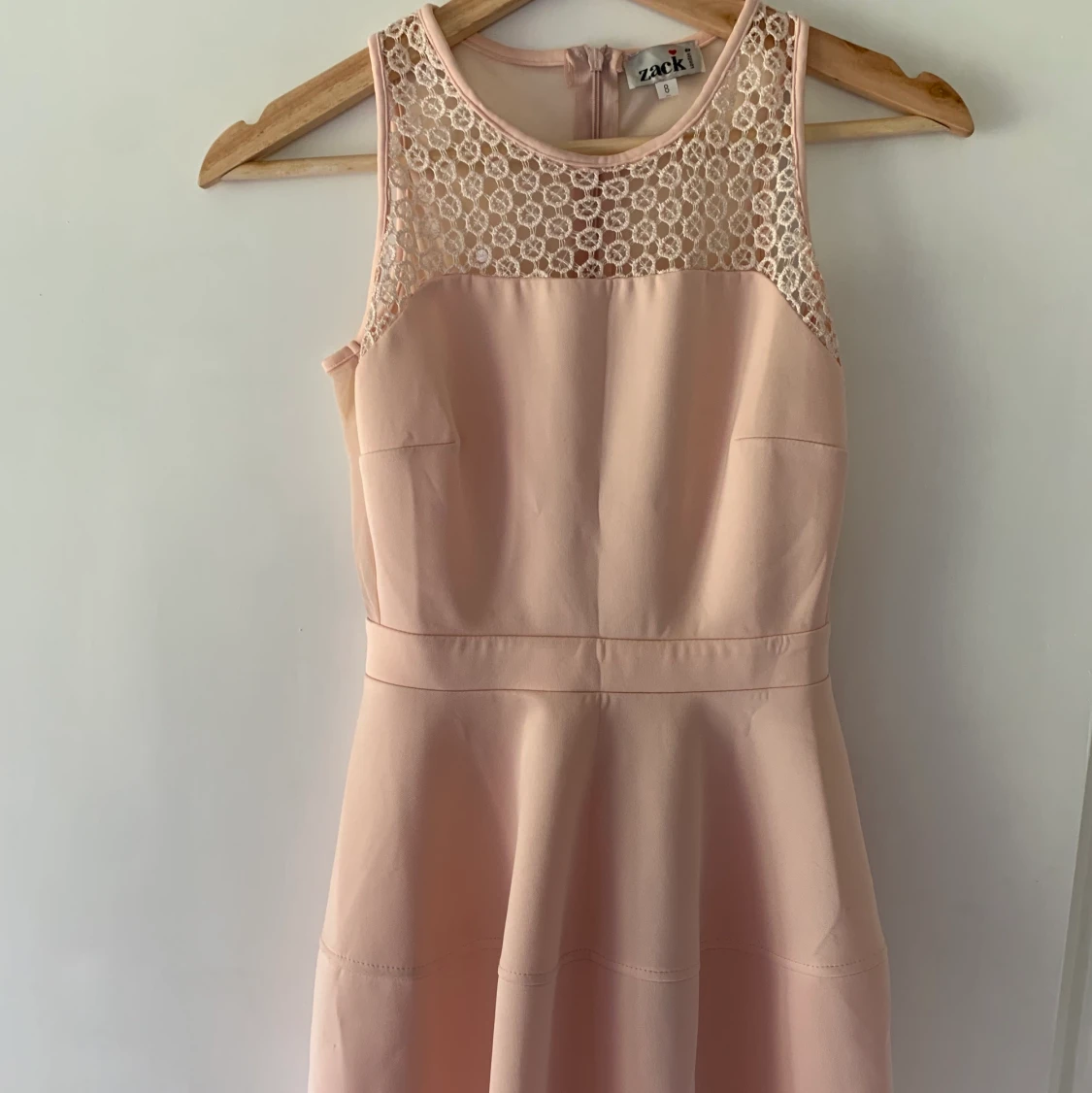 Rosa klänning med detaljer