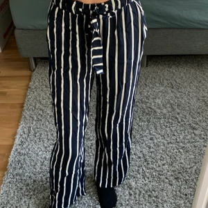 Vida, randiga byxor från HM i storlek s - Snygga, långa,  byxor i storlek s. Perfekt längd på mig som är 173. Bra skick.