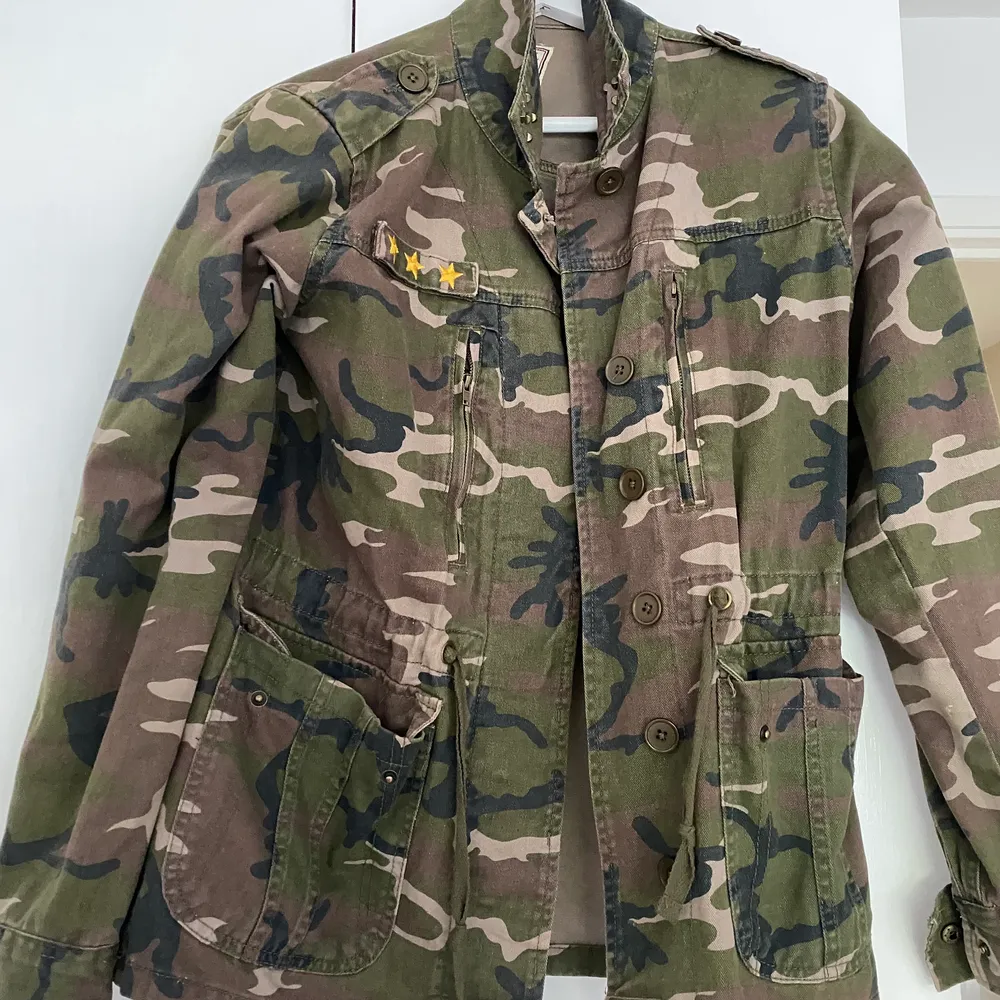 Säljer en super fin kamouflage jacka, knappt använd! I Strl M 🤍. Jackor.