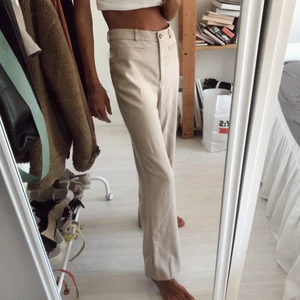 Raka kostymbyxor Monki - Aldrig använda, bara testade. Är raka i modellen 💛💛