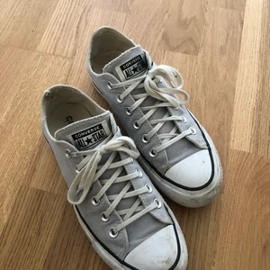 Converse skor  - Nästan aldrig använda, fint skick, sköna att gå i🥰 Ny pris 900kr, säljer för 250kr❤️