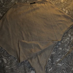  Poncho  - Beige poncho stickad passad alla. Kan mötas i Örebro och Eskilstuna 