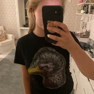 T-shirt stella mccartney - Cool t-shirt från stella mccartney kids. Storleken är 12 år men passar mig som vanligen är s💗 