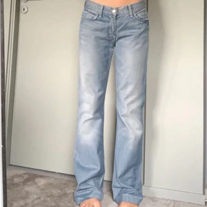Lågmidjade jeans - Jättefina jeans från 7 for all mankind strl 27, det är väldigt långa i benen och är i bootcut modell