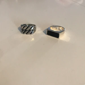 Ringar - 2 ringar som jag köpte här på plick men tyvärr var för stora. Kan göra paketdeals vid intresse. Köparen står för frakt