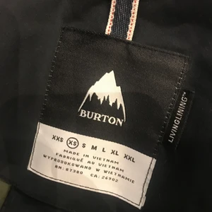 Vinterjacka/skidjacka - Burton  - Jag säljer denna jacka från Burton i storlek XS. Jätte fint skick, använd en gång. Skriv för mer information.