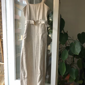 Jumpsuit i linne  - Beige jumpsuit i 100 % linne från &otherstories. Strl 36.  Använd vid 2 tillfällen, så den är i mycket fint skick men skrynklig i bild. Axelremmarna går att justera.  Nypris var 1200kr Säljes för 600 kr 