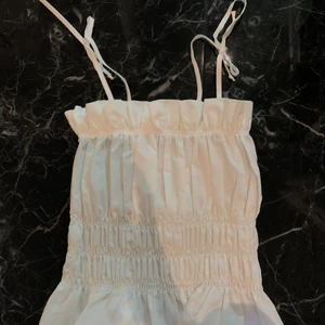 Topp - Säljer denna fina topp från Ginatricot i storlek 34 men passar även mig som en 36/38, har fått alldeles för lite användning därav säljer jag! Hör av er för mer information ;) Köpare står för frakt 🤜