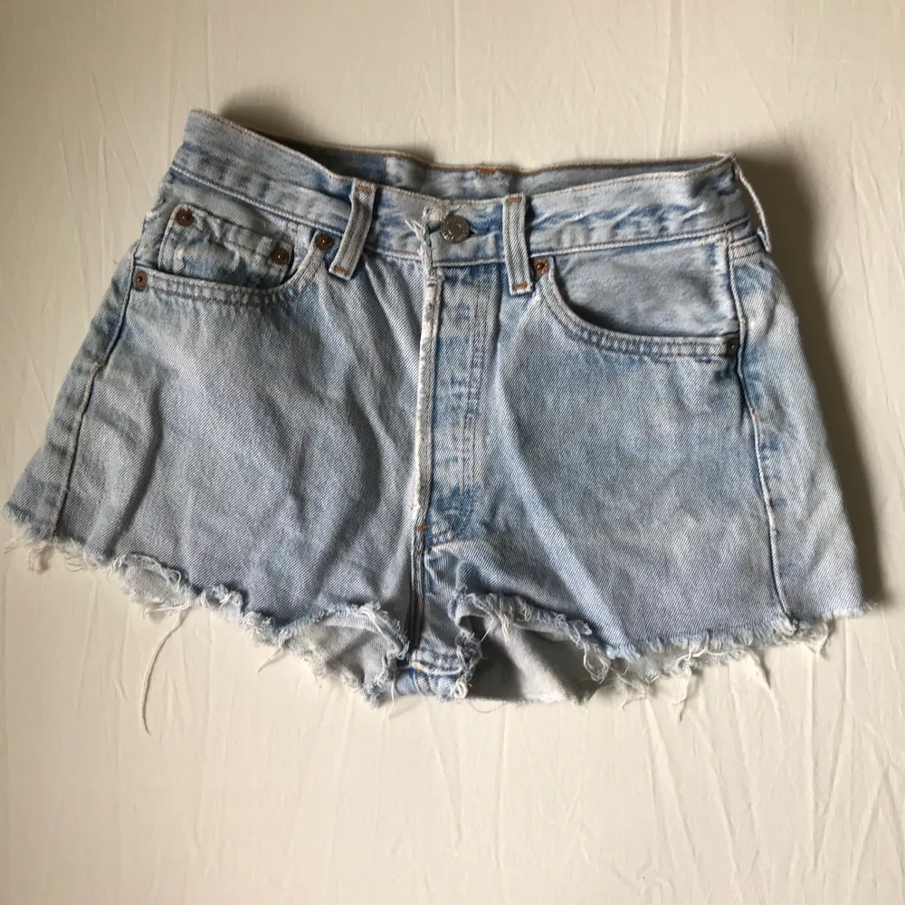 Ljus blå levis shorts, säljer dem för att jag aldrig använder dem. Priset går att ändra. Skriv gärna vid frågor 💕. Jeans & Byxor.