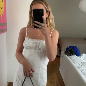 Klänning - Spetsklänning från pull&bear med öppen rygg, skitsnygg med en kavaj över🤩🤩