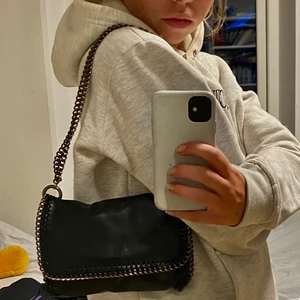 Väska från gina  - Superfin väska från gina tricot som innan var axelremsväska men jag kortade av banden så att d blev en  baguettväska. Säljer då den tyvärr inte kmr t användning.💕💕